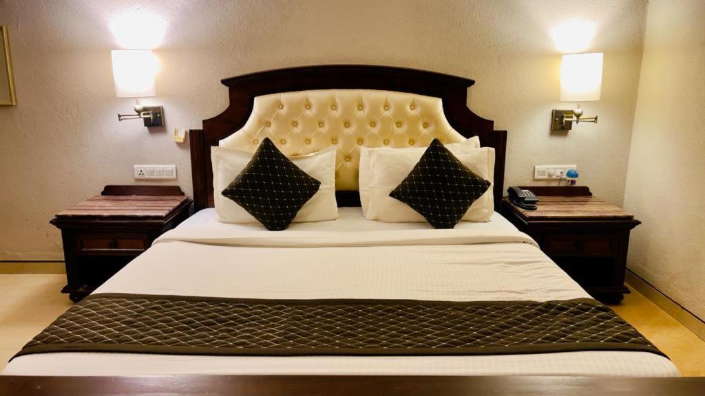 Hotel Le Cypress Bareilly Exterior photo