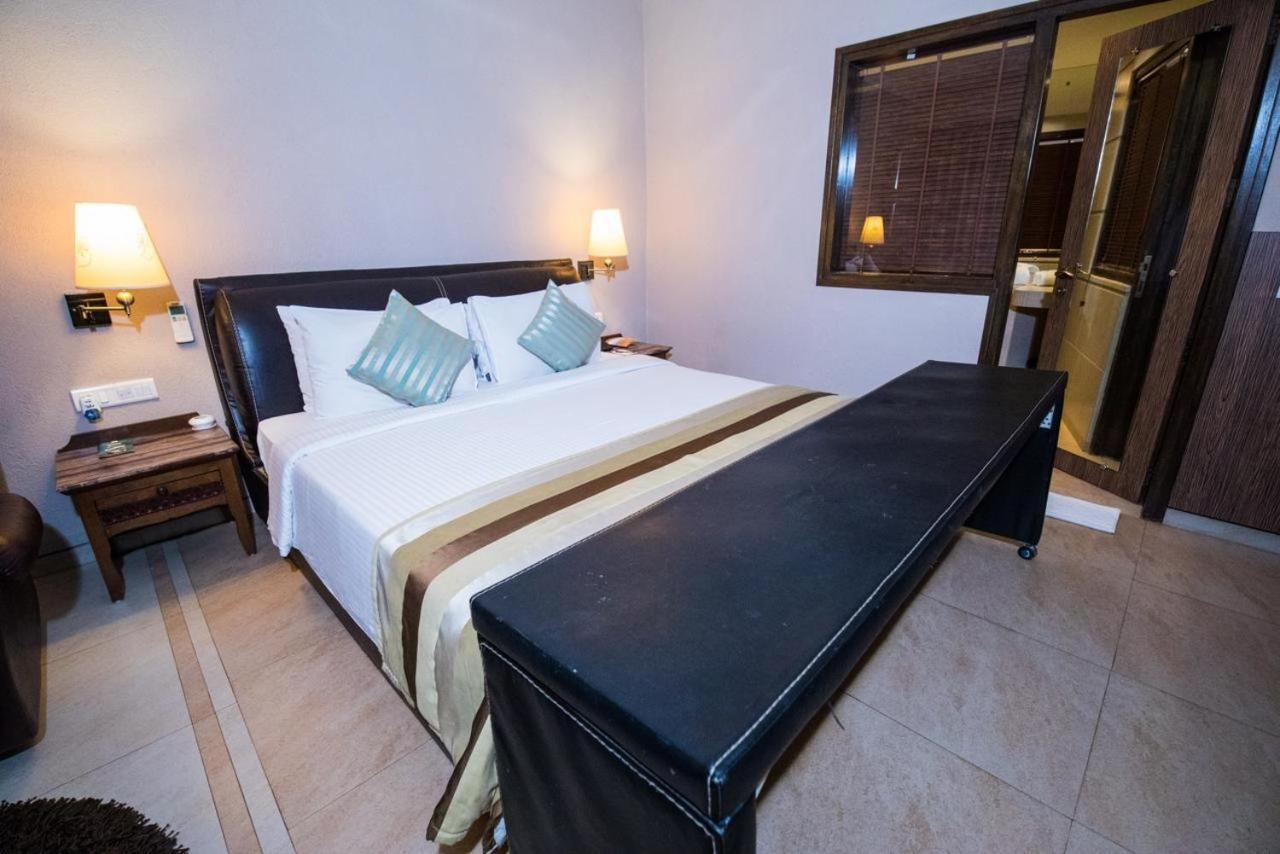 Hotel Le Cypress Bareilly Exterior photo