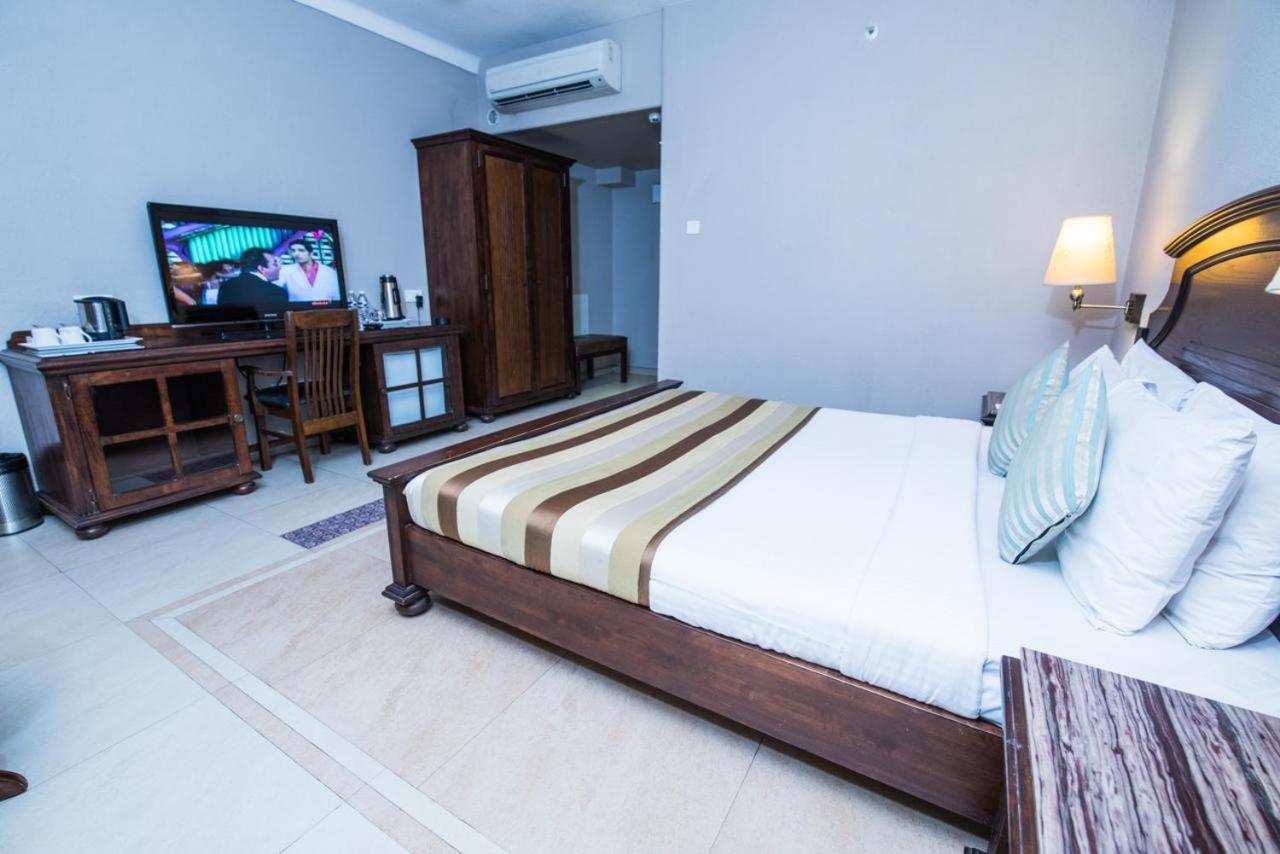 Hotel Le Cypress Bareilly Exterior photo